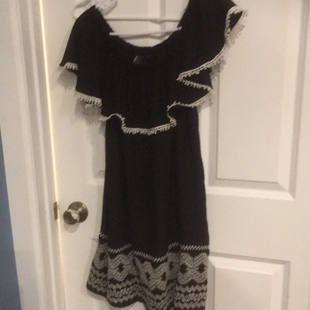 Black embroidered tunic, sleeves can go on shoulder or off shoulder. Size large.